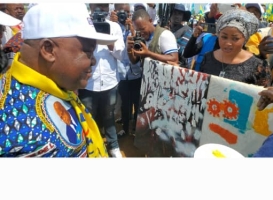 RDC: LE MINISTRE D'ETAT EXCELLENCE ANTIPAS MBUSA NYAMWISI PEINT LA TOILE DE LA PAIX