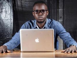 Yoan Taba est un le jeune Congolais de 21 ans , il a développe Muendo , la première application qui permet de tout faire dans son téléphone