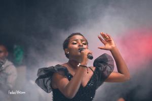 Fikamsa MAHAMBA, artiste bubolais au profil singulier, annonce la sortie dun single aux airs humanitaires
