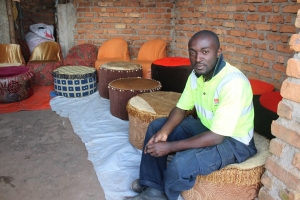 Qui est Yafeti Cheko Leo, le jeune prodige congolais qui donne une seconde vie à vos pneus usagés et bouteilles en plastique ?